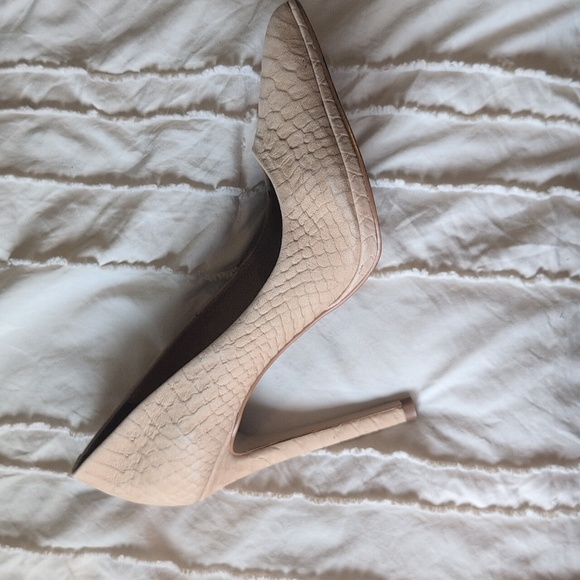 Steve Madden Women's Beige Pointed Toe Pumps - Picture 2 of 3